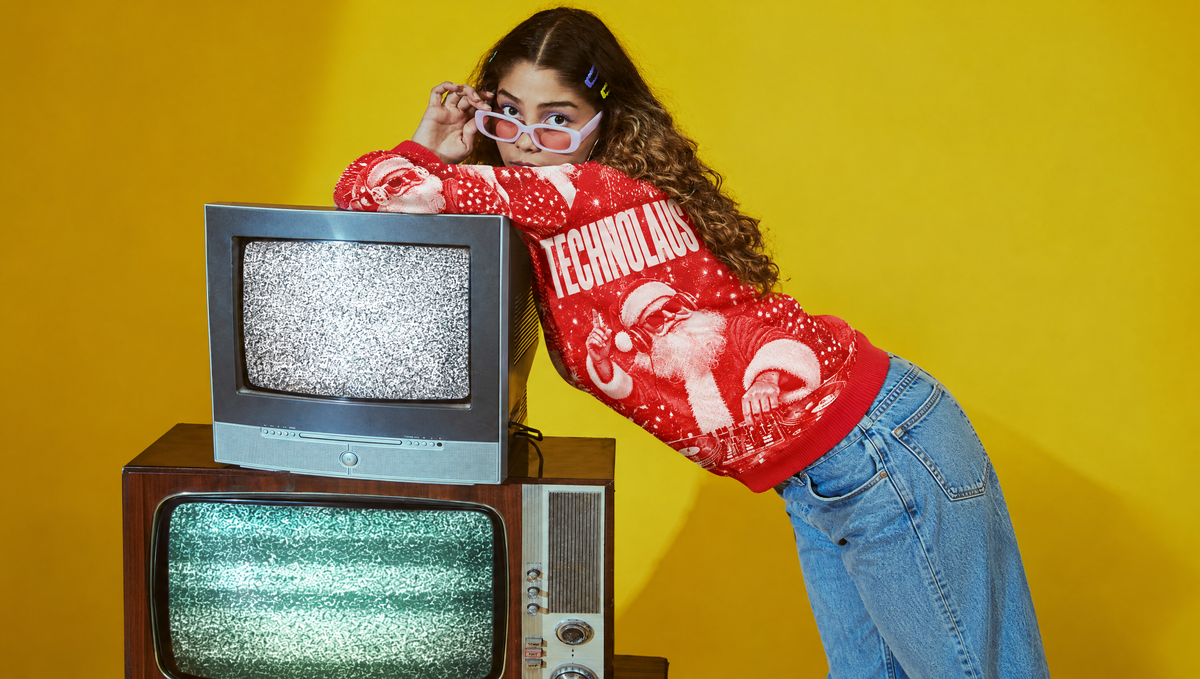 Pull TECHNOLAUS et téléviseurs rétro